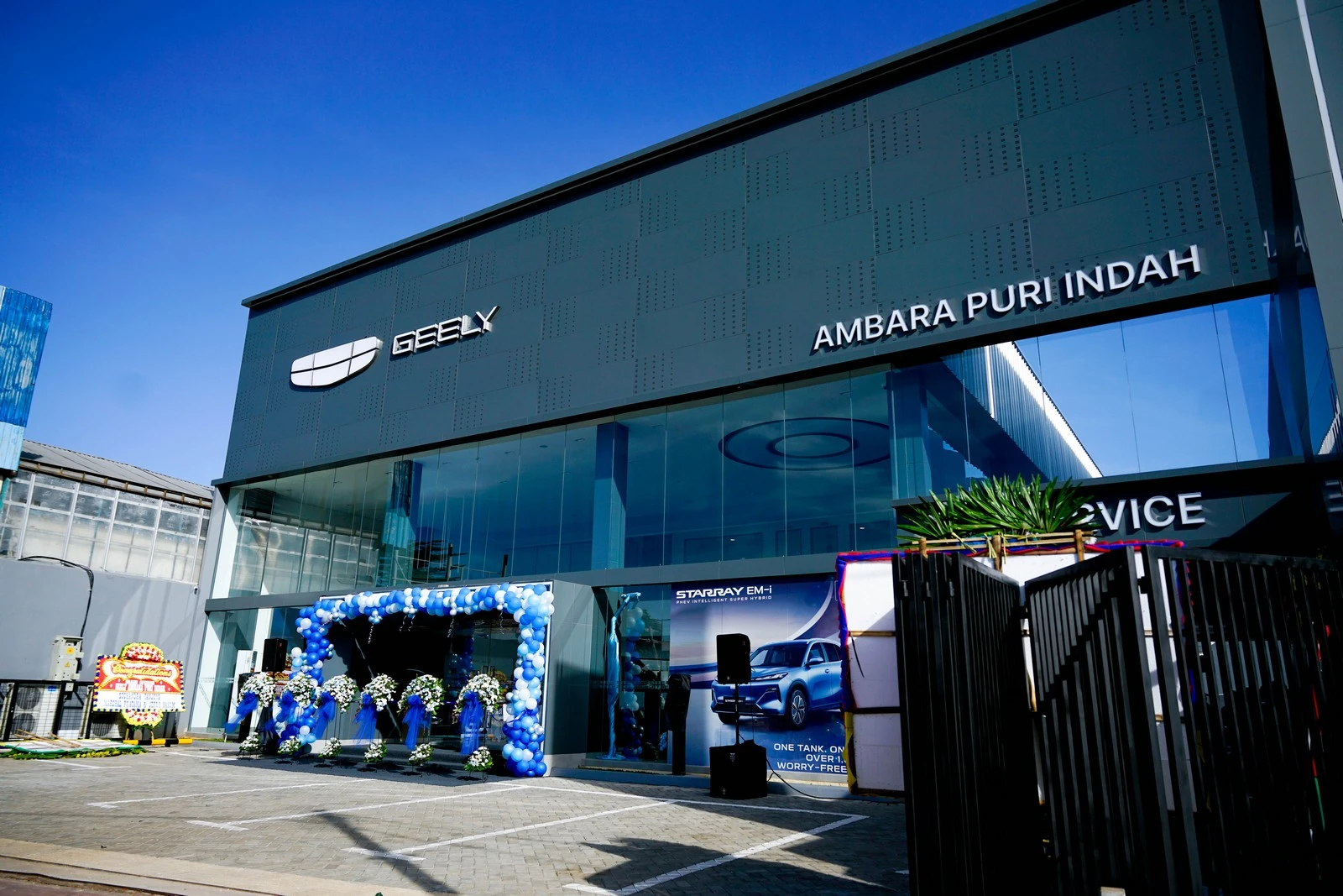 Tampak depan Geely Ambara Puri Indah di Jakarta Barat